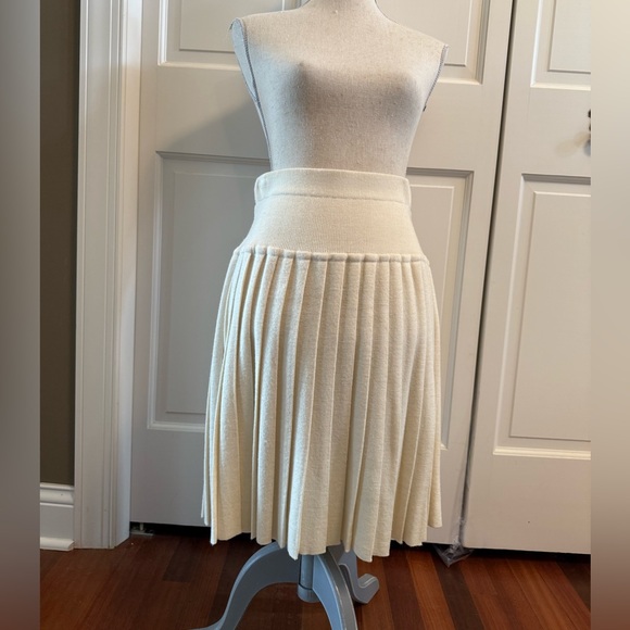 Liz Claiborne Dresses & Skirts - Liz Claiborne Cream Pleated Skirt